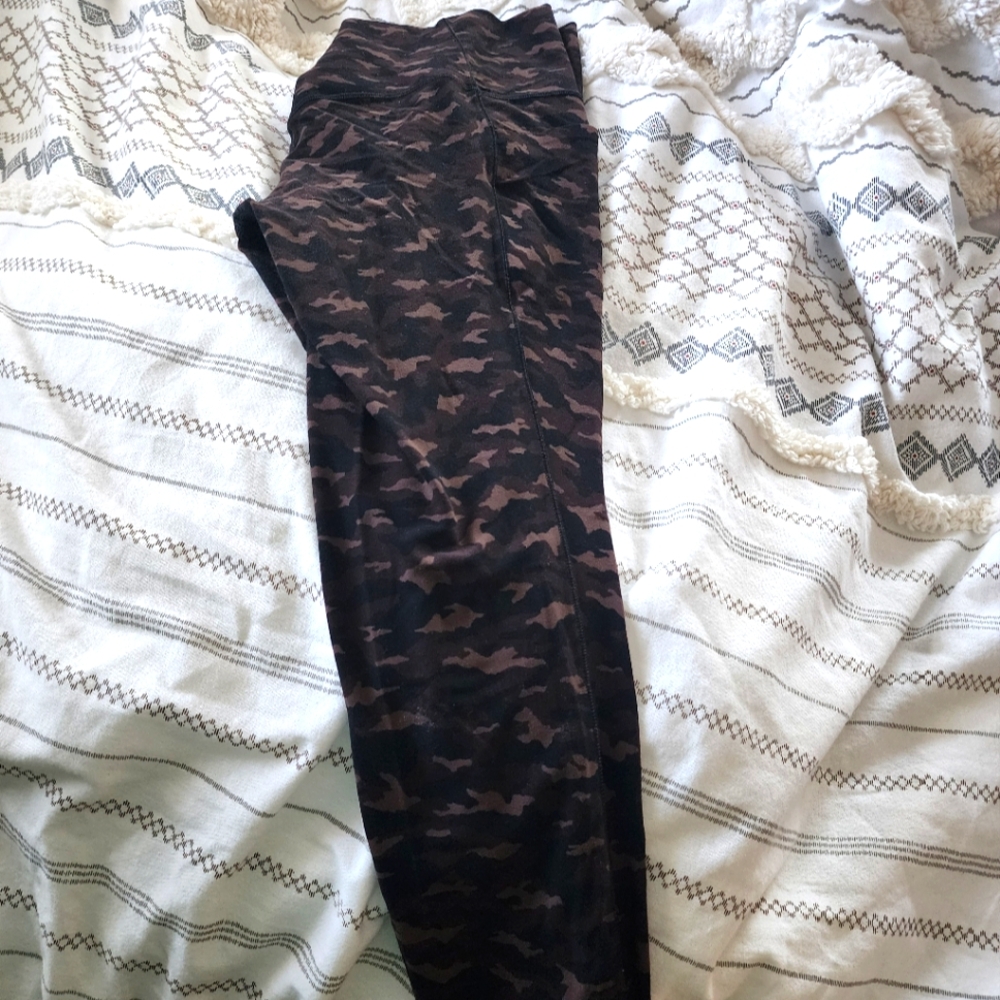 Athleta 7/8th Salutation Stash Pocket Leggings